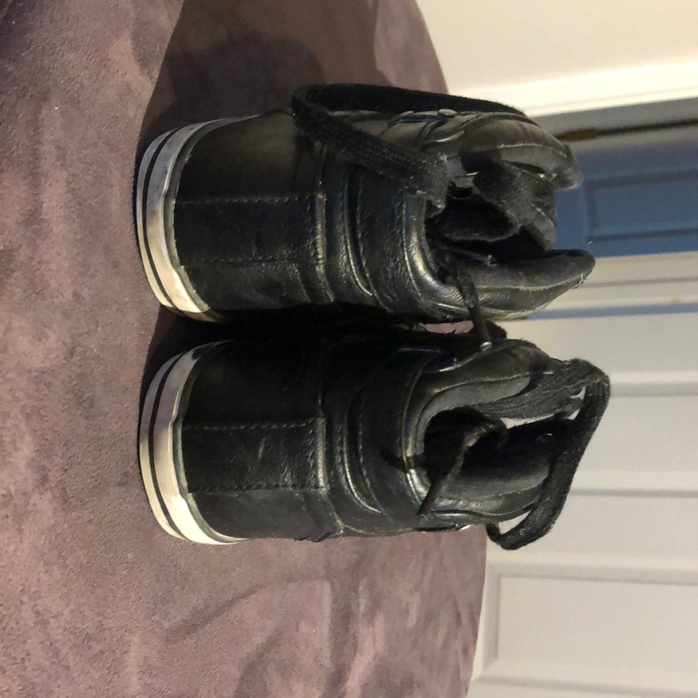 Guess women’s black high top shoes size 9 - Picture 4 of 6